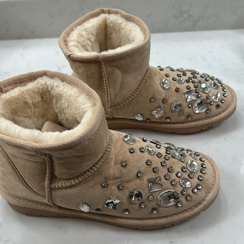 AZALEA WANG Gorgeous Blinged out UGG style boot size 8 NWOB - Picture 4 of 10